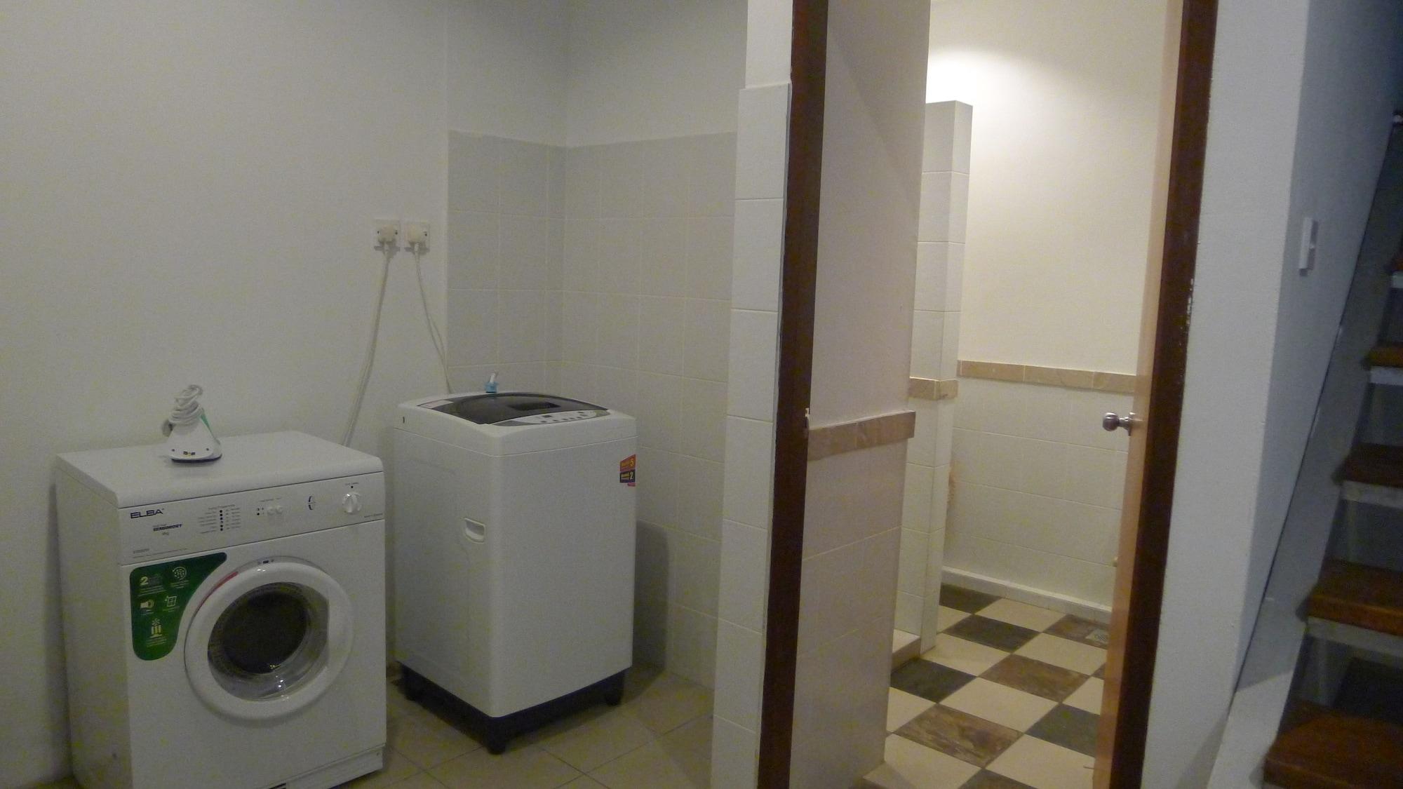 Wesberly Apartments Кучинг Экстерьер фото