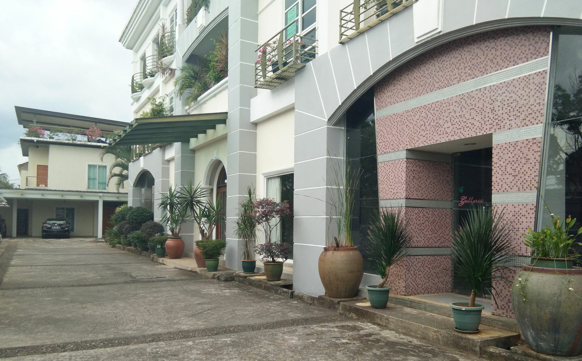 Wesberly Apartments Кучинг Экстерьер фото